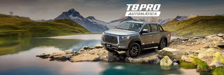 Pick-Up JAC T8 PRO 4x4 en carretera con montañas de fondo.