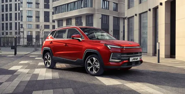 SUV JS4 estacionado en calle de ciudad con edificios de fondo.