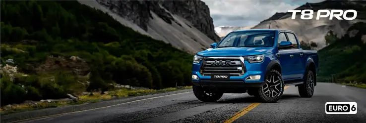 Pick-Up JAC T8 PRO 4x4 en carretera con montañas de fondo.