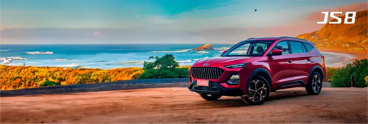 SUV JS8 estacionado frente a playa.