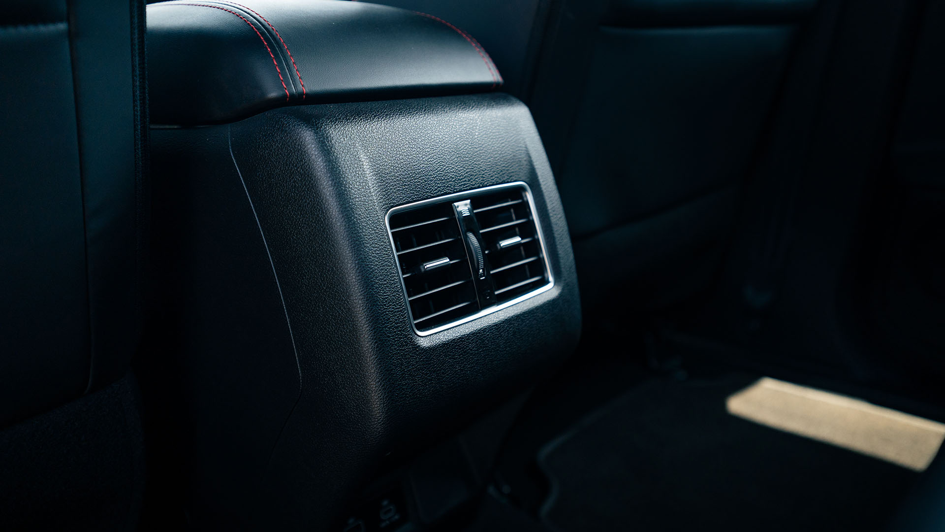 Salida de AC en plazas traseras